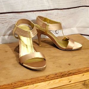 EUC Kenneth Cole Reaction Gold Heels Sz 7.5